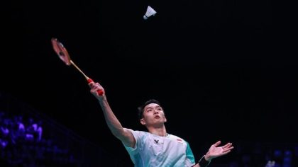 Pemain bulutangkis Indonesia melakukan smash dalam laga Hasil Australia Open 2025