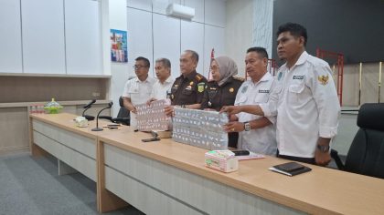 Kejari Gowa konferensi pers yang dipimpin Muhammad Ihsan bersama Kasi Pidsus Faisah untuk menjelaskan pengembalian dana desa dan penyelesaian dokumen mobil dinas.