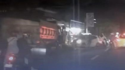 Warga mengejar dan melempari mobil Brio kabur di Palopo setelah menabrak motor.