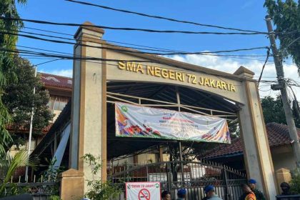 Tampak gerbang SMAN 72 Jakarta setelah terjadinya ledakan di lingkungan sekolah.