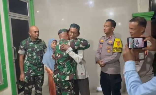 Kasus es gabus Kemayoran: Heri dan Ikhwan menemui Suderajat, pedagang es gabus yang dituduh memakai spons, di Bojonggede, Kabupaten Bogor