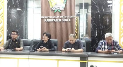 Foto suasana RDP DPRD Gowa yang membahas pemberitaan media online Bomwaktu hingga memicu polemik dan somasi terhadap pihak media.